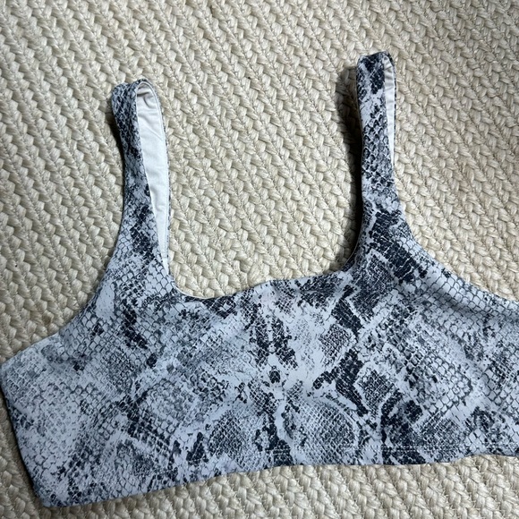 ALO Yoga snake skin print bra and biker shorts set - Picture 8 of 8